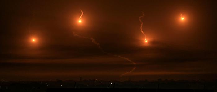 Israelische Leuchtraketen am über Khan Yunis im südlichen Gazastreifen | Israelische Leuchtraketen am über Khan Yunis im südlichen Gazastreifen