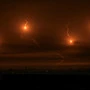 Israelische Leuchtraketen am über Khan Yunis im südlichen Gazastreifen | Israelische Leuchtraketen am über Khan Yunis im südlichen Gazastreifen