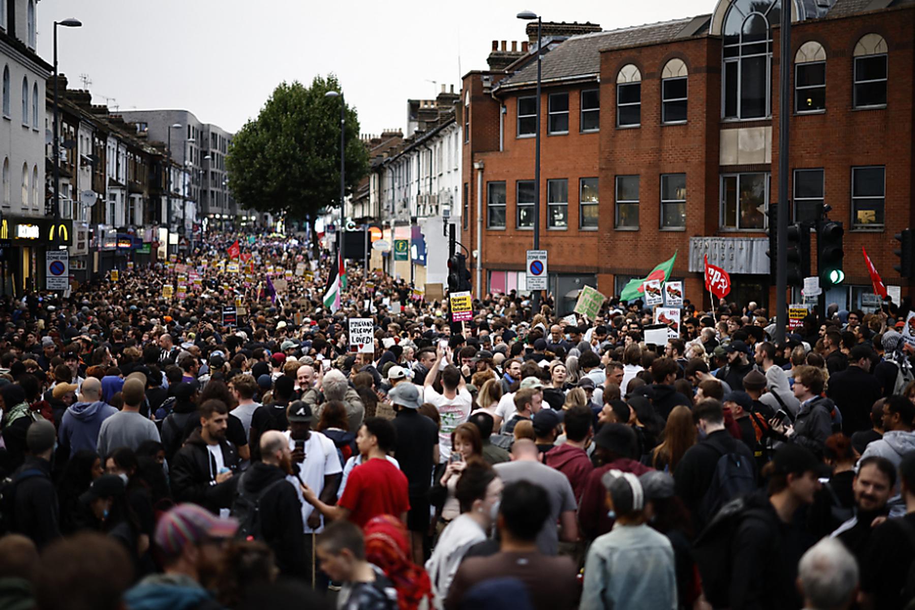 London: Gegenprotest in England: Tausende stellen sich gegen Rechts