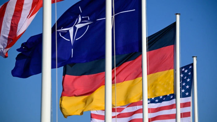 Die Flagge der NATO und jene ihrer Bündnis-Mitglieder | Die Flagge der NATO und jene ihrer Bündnis-Mitglieder