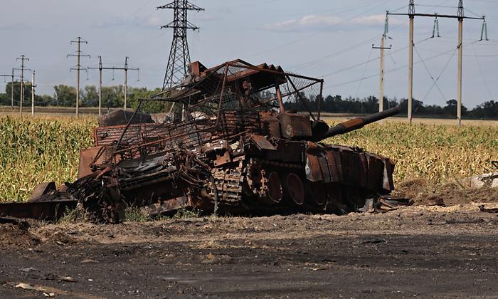 Ein zerstörter russischer Panzer in der Grenzregion Kursk | Ein zerstörter russischer Panzer in der Grenzregion Kursk