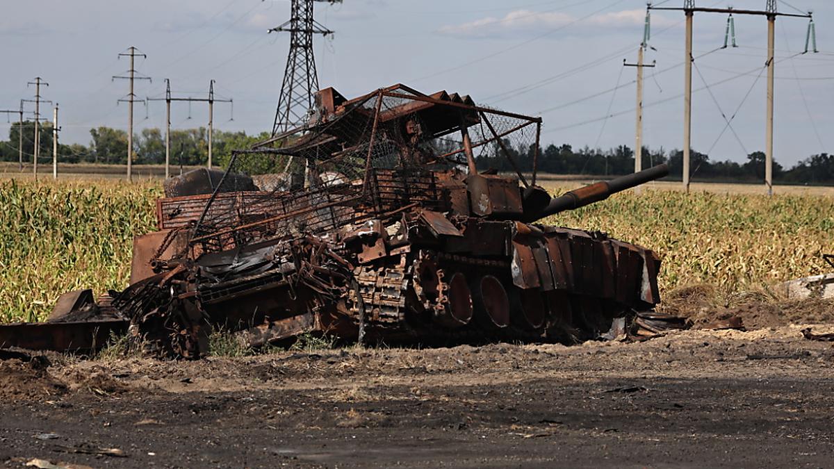 Ein zerstörter russischer Panzer in der Grenzregion Kursk | Ein zerstörter russischer Panzer in der Grenzregion Kursk