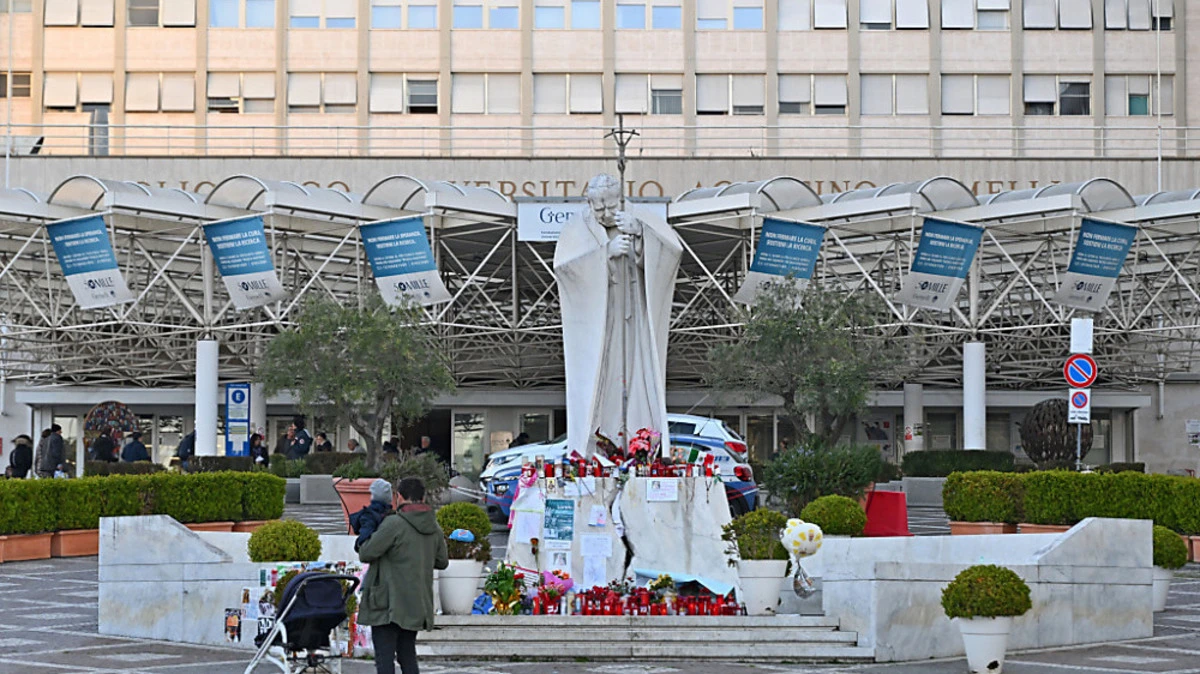 Inzwischen liegt Franziskus seit 21 Tagen in der Gemelli-Klinik | Inzwischen liegt Franziskus seit 21 Tagen in der Gemelli-Klinik