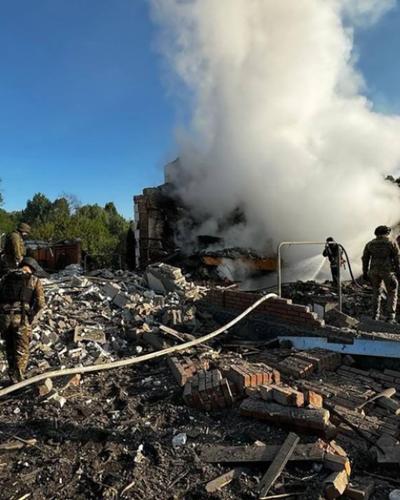 Zerstörungen in Charkiw | Die Gefechte finden derzeit knapp 50 Kilometer entfernt von Charkiw statt. Die Stadt wird aber fast täglich von russischen Raketen getroffen