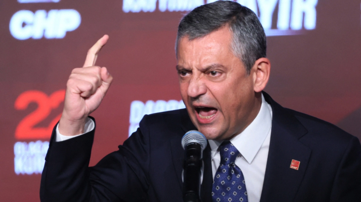 Das Bild zeigt einen Oppositionsführer Özel in einem dunklen Anzug mit Krawatte, der offenbar eine leidenschaftliche Rede hält. | Özel ließ sich auf Parteitag im September als CHP-Chef bestätigen