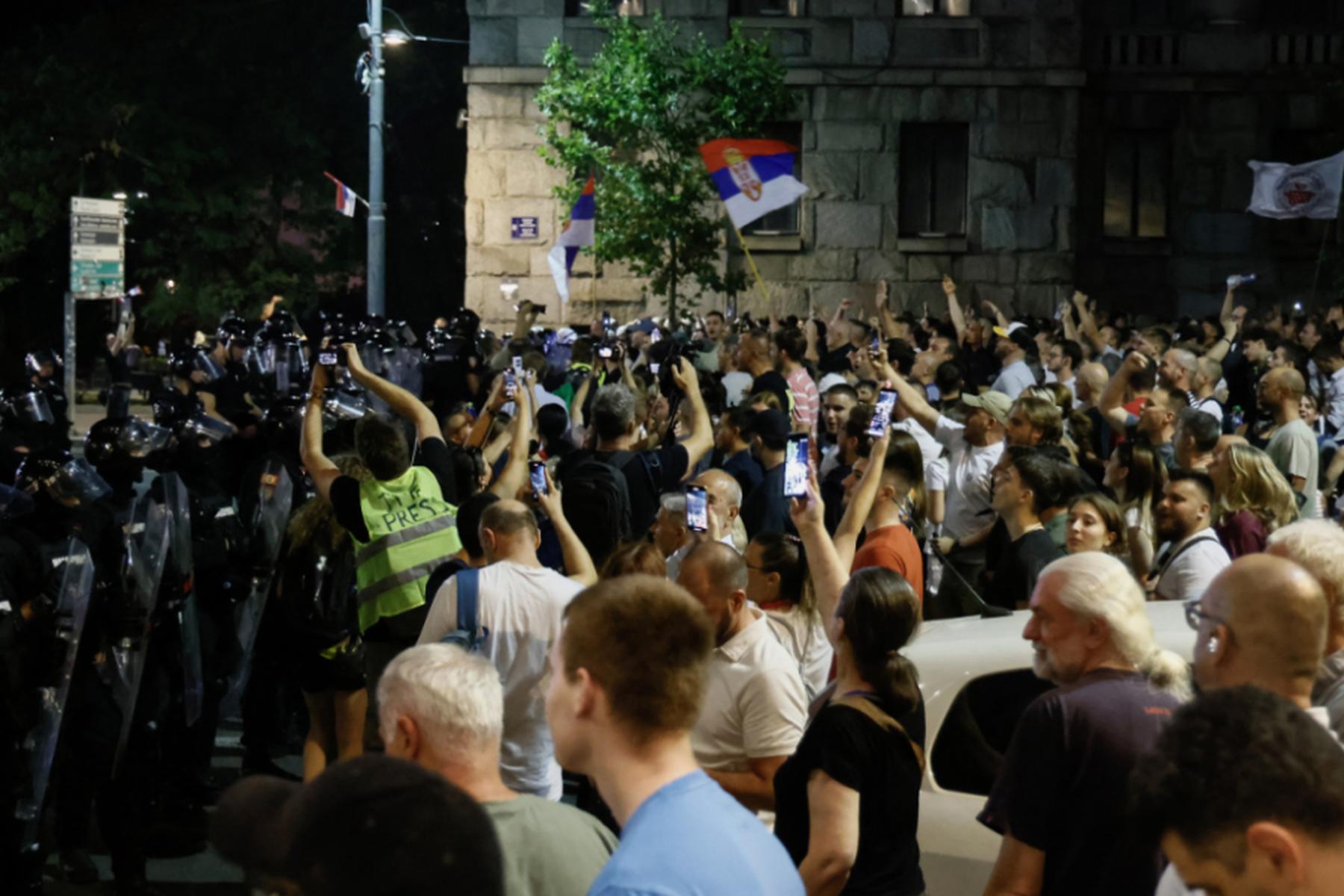 Belgrad/Novi Sad: Gewaltsame Proteste gegen Regierung in Serbien