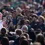 Franziskus umringt von Gläubigen am Petersplatz im Jahr 2017 | Franziskus umringt von Gläubigen am Petersplatz im Jahr 2017