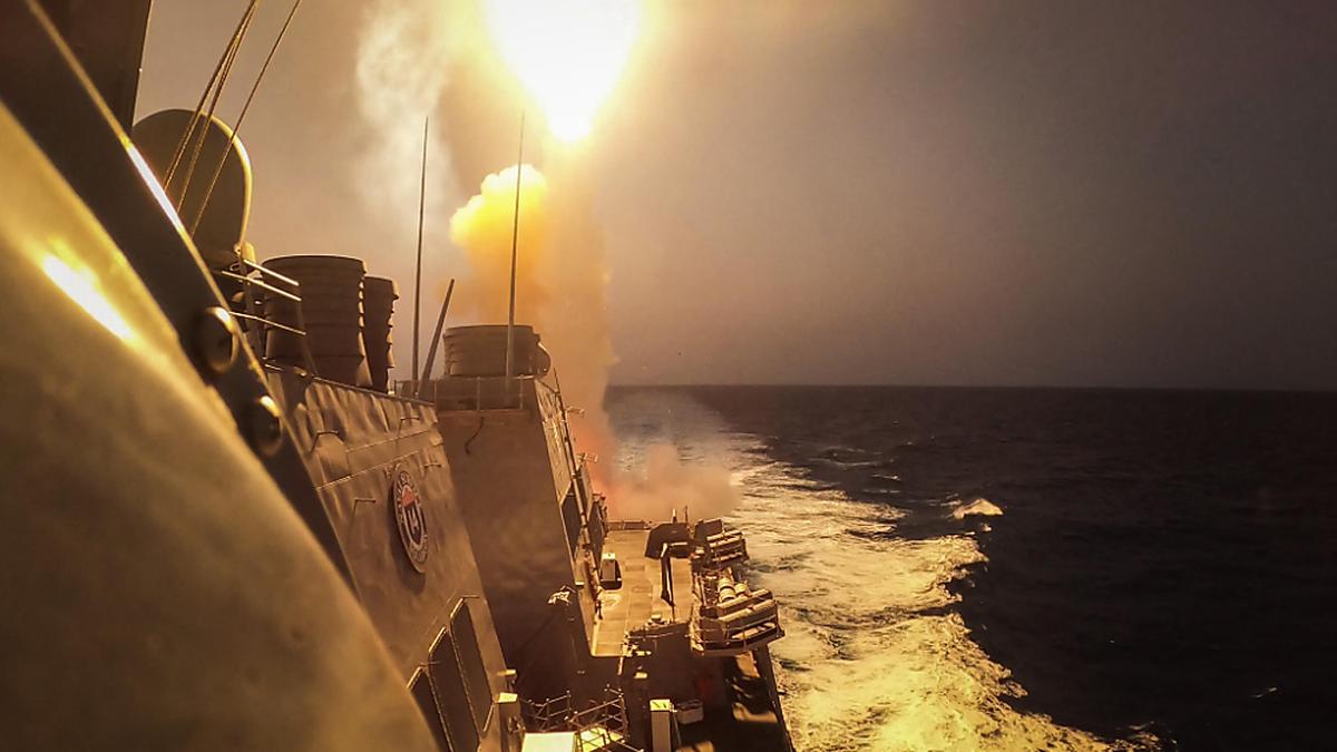 Ein US-Kriegsschiff schießt eine Houthi-Rakete ab (Archivbild)