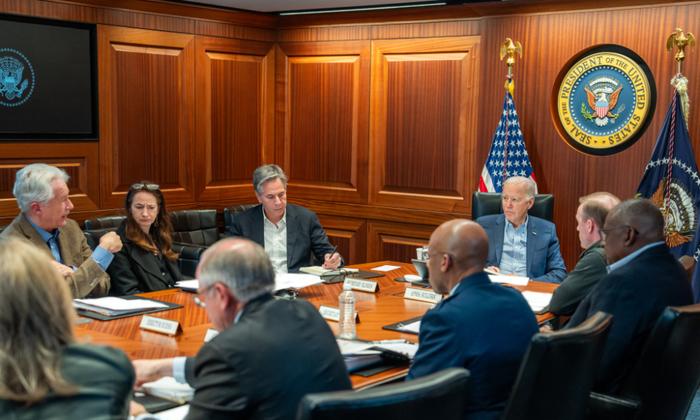 US-Präsident Biden beim Treffen mit seinem Krisenstab | Im Einsatzzentrum des Weißen Hauses