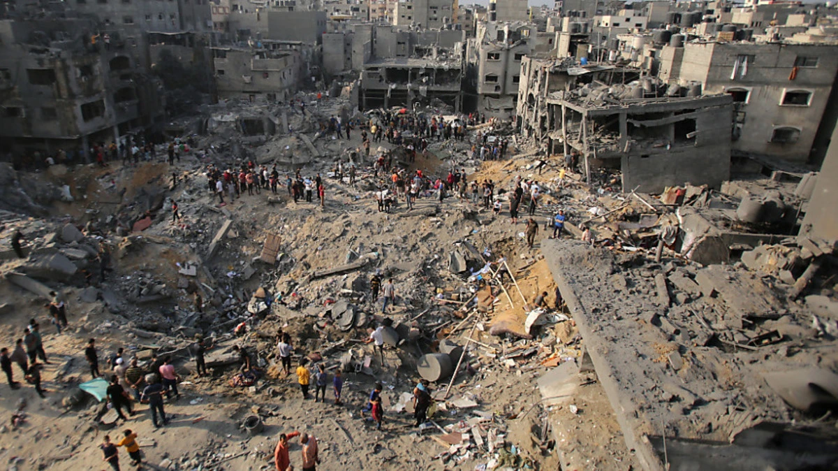 Bereits der Luftangriff am Dienstag hinterließ einen riesigen Krater | Bereits der Luftangriff am Dienstag hinterließ einen riesigen Krater