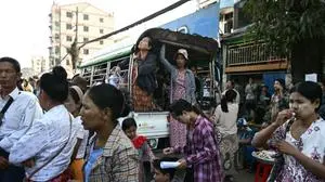 Vor Gefängnissen warteten Angehörige auf Begndadigte | Vor Gefängnissen warteten Angehörige auf Begndadigte