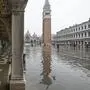 Venedig kämpft gegen "Alta Acqua": Markusplatz überflutet | Venedig kämpft gegen "Alta Acqua": Markusplatz überflutet