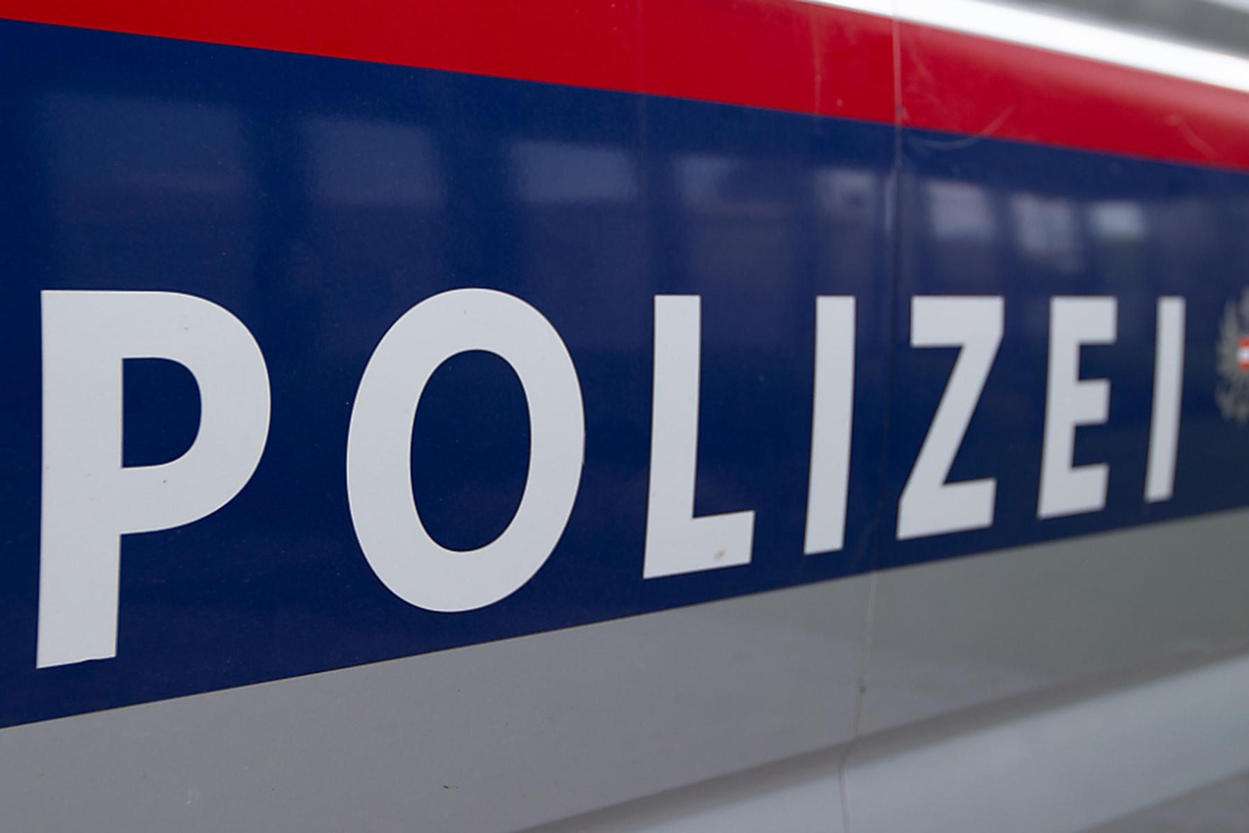 Wattens: Lkw stürzt in Tirol von Autobahn in Inn - Fahrer tot