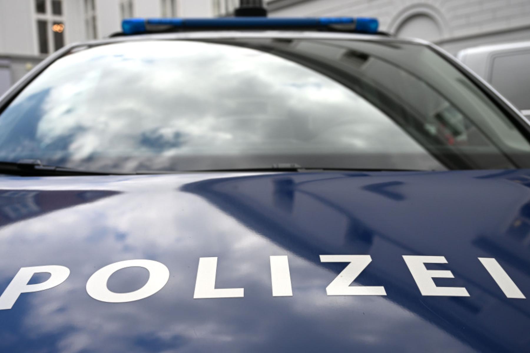 Tirolski voznik bežal pred policijo in bil ustavljen s streli