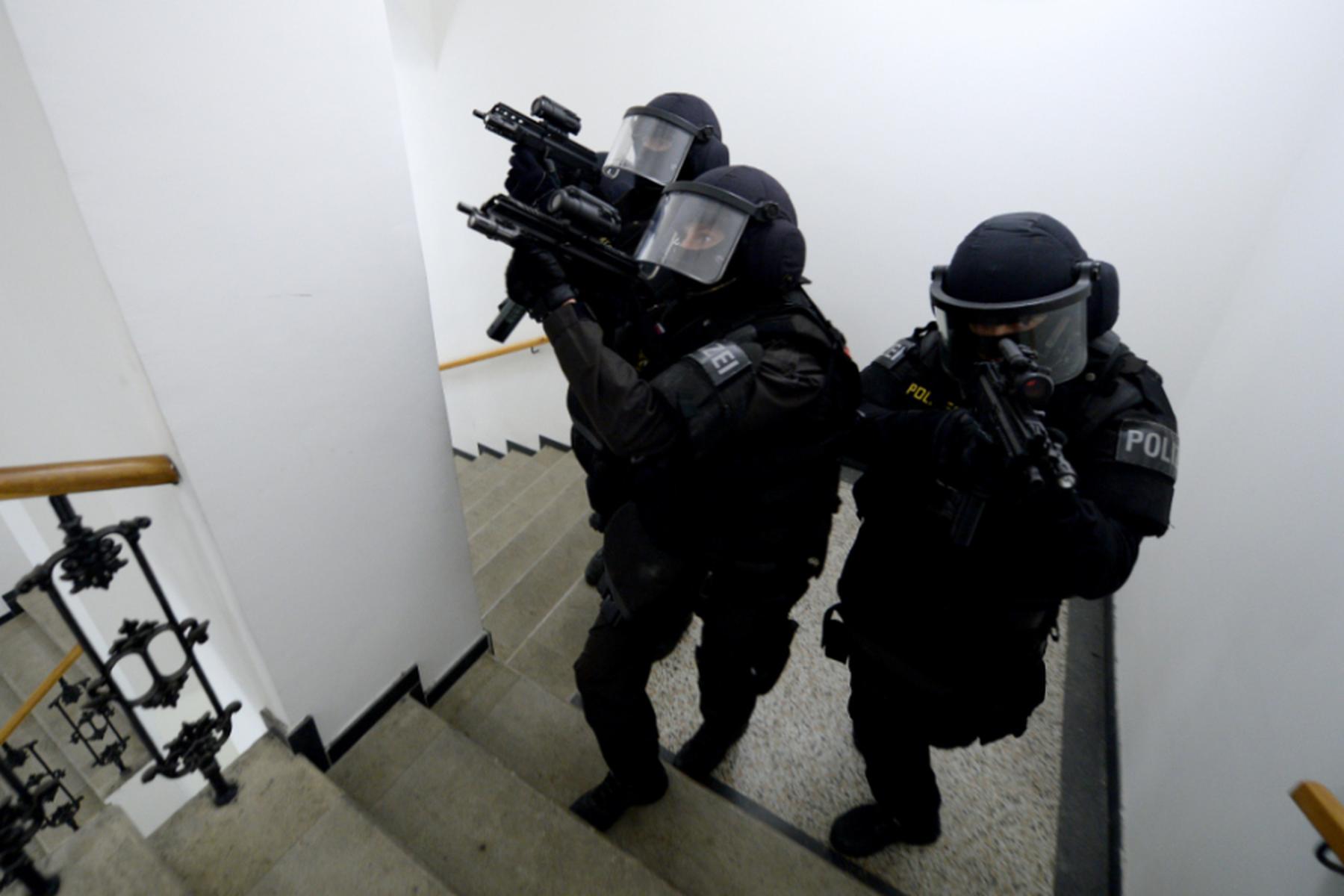 Spittal an der Drau: Kärntner feuert mit Schreckschusspistole auf Polizisten