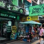 Passanten vor einem Cannabis-Shop in Bangkok | Passanten vor einem Cannabis-Shop in Bangkok