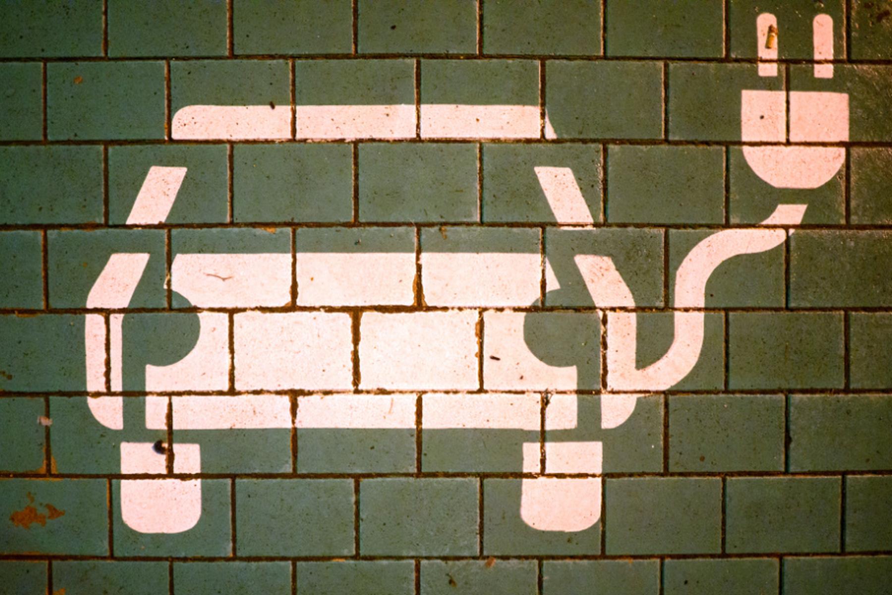 Unna: Mann und zwei Kinder verbrannten nach Unfall in E-Auto