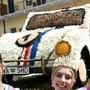 Die Narzissenhoheiten vor der Siegerfigur "Käfer Herbie" | Die Narzissenhoheiten vor der Siegerfigur "Käfer Herbie"