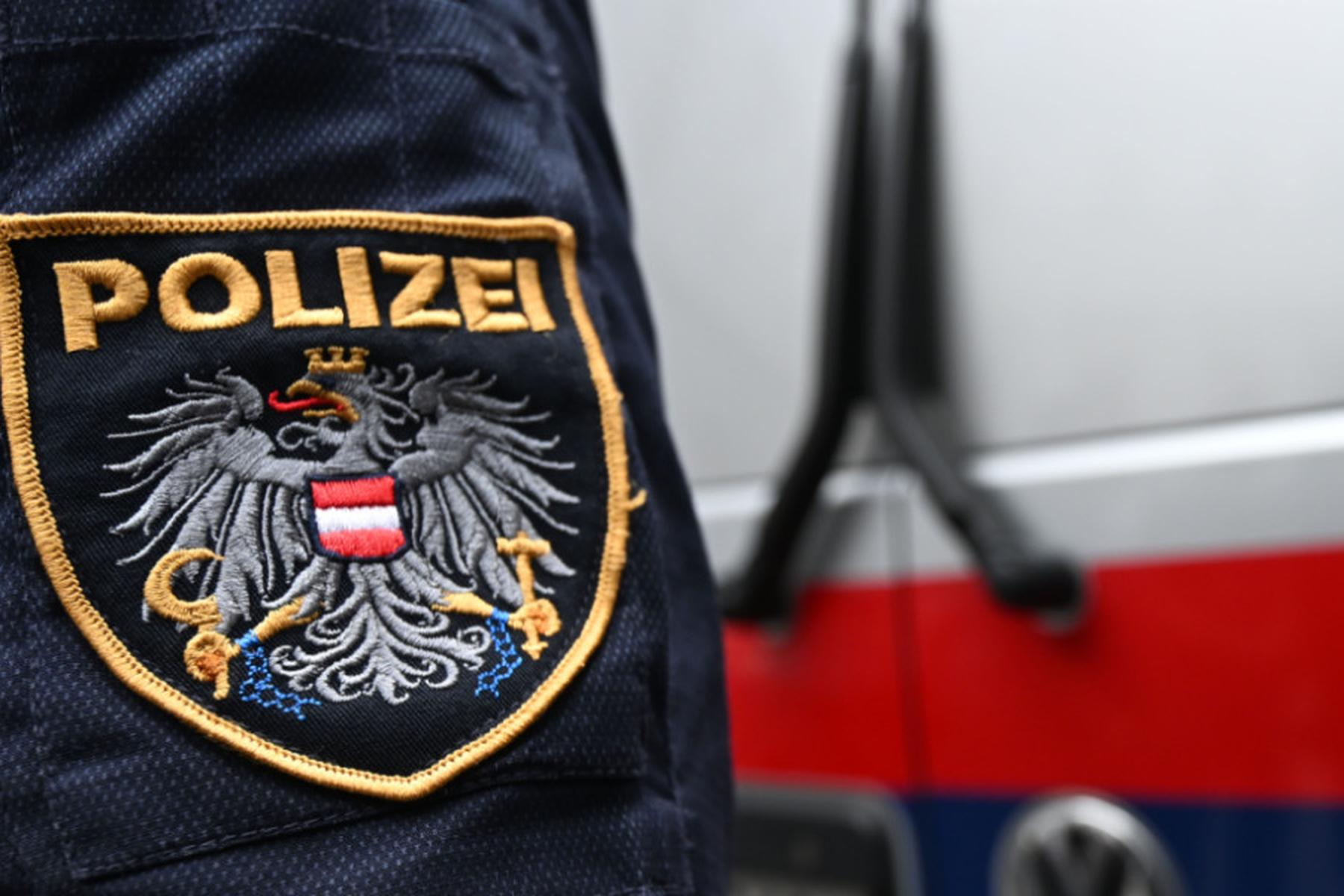 Wien: Biker kracht in Wien gegen Lichtmast und stirbt