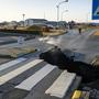 Erdbebenserie auf Island: Vulkanausbruch befürchtet | Die Straßen auf der Halbinsel Reykjanes brechen auseinander