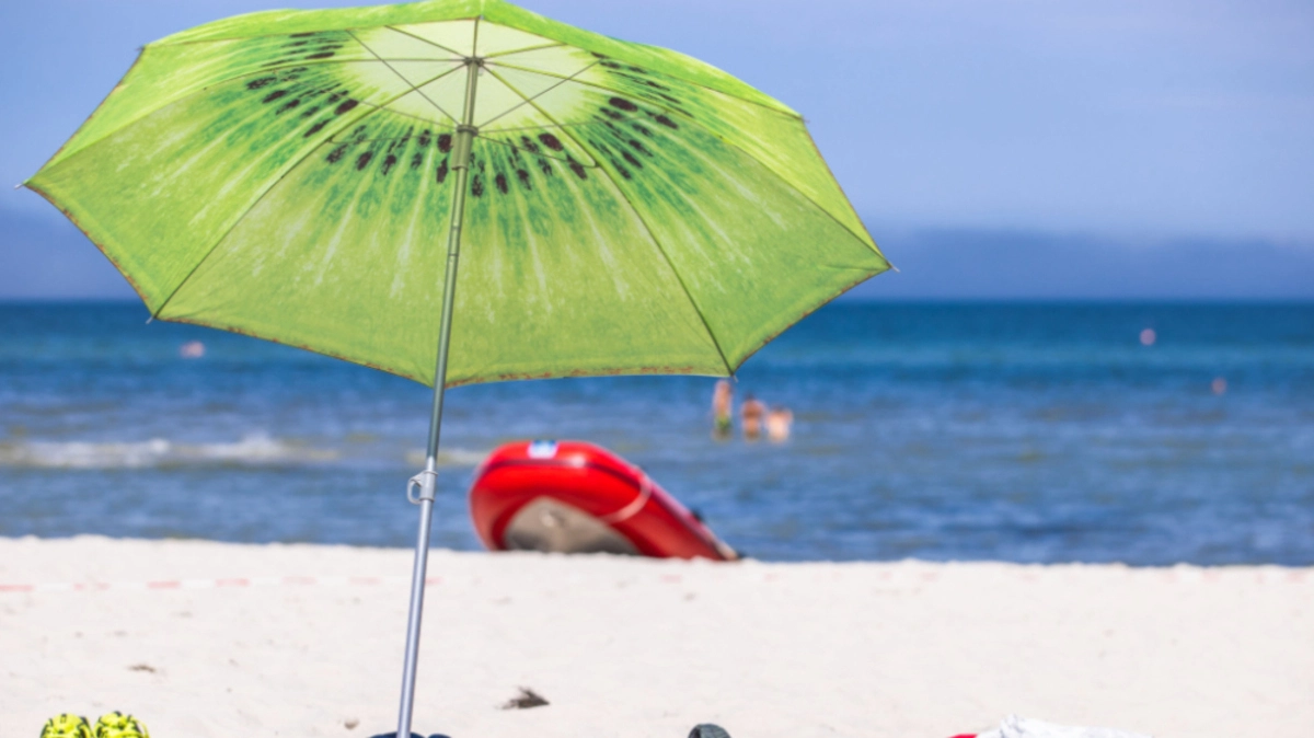 Eltern am Strand, Kinder daheim im Alltag mit Schule | Eltern am Strand, Kinder daheim im Alltag mit Schule