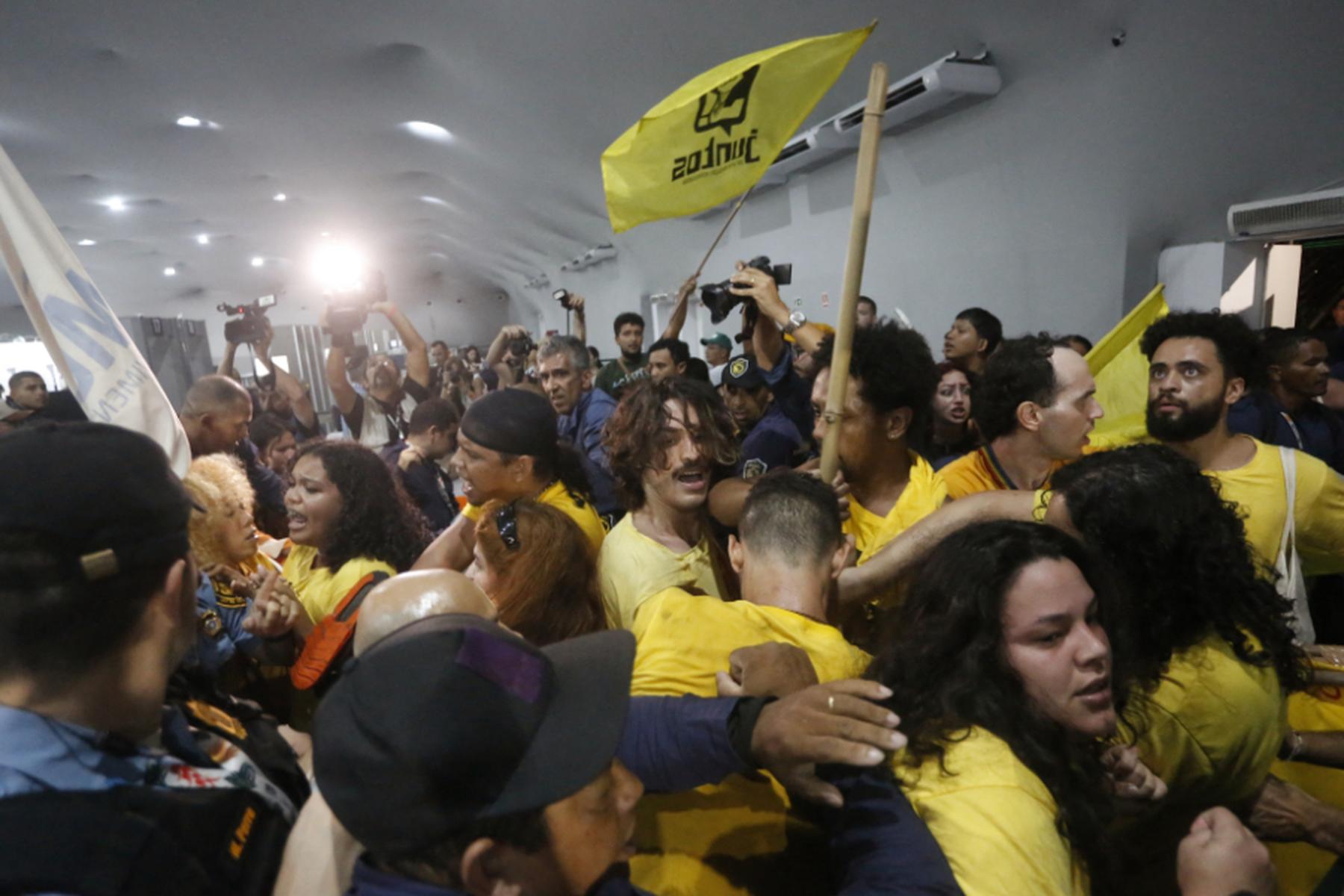 Belem: Indigene Aktivisten stürmen Gelände der Klimakonferenz