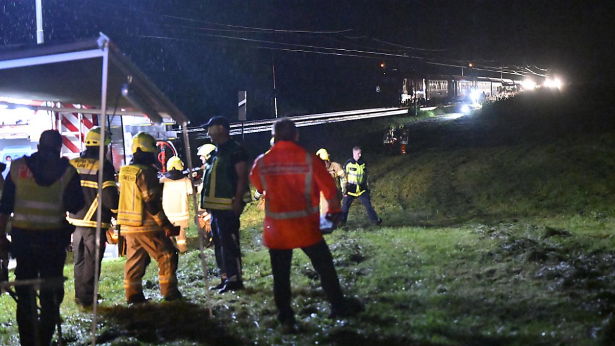 Rund 260 Menschen mussten aus dem Zug geholt werden