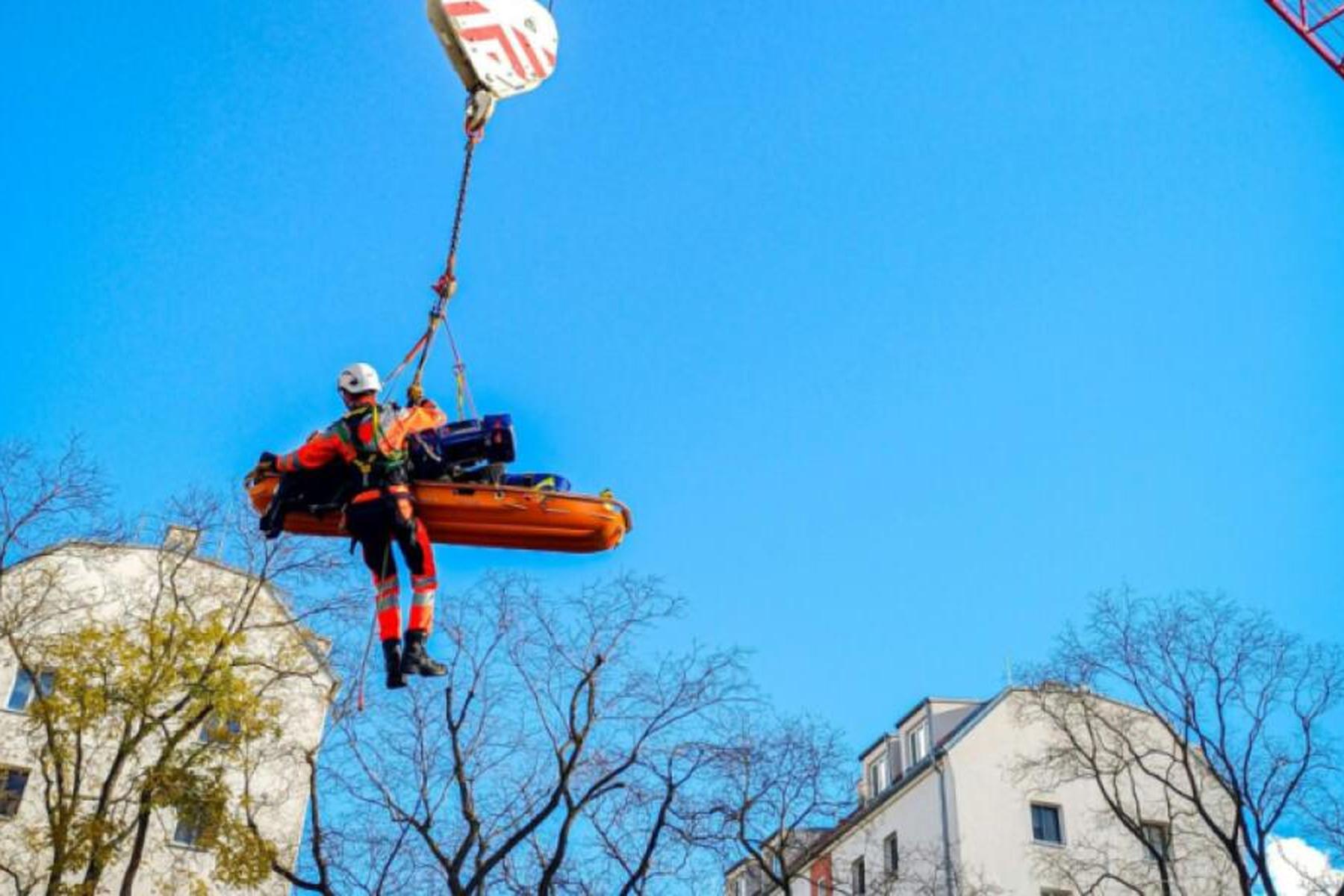 Wien: Arbeiter stürzte in Wien in Baugrube: Schwer verletzt