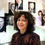 Emmanuelle Charpentier vor dem "Gruppenbild mit Fragezeichen" | Emmanuelle Charpentier vor dem "Gruppenbild mit Fragezeichen"