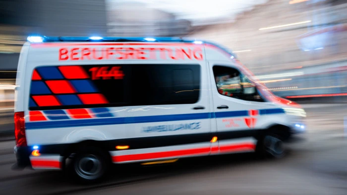 Ein Mann wurde von der Berufsrettung ins Spital gebracht | Ein Mann wurde von der Berufsrettung ins Spital gebracht