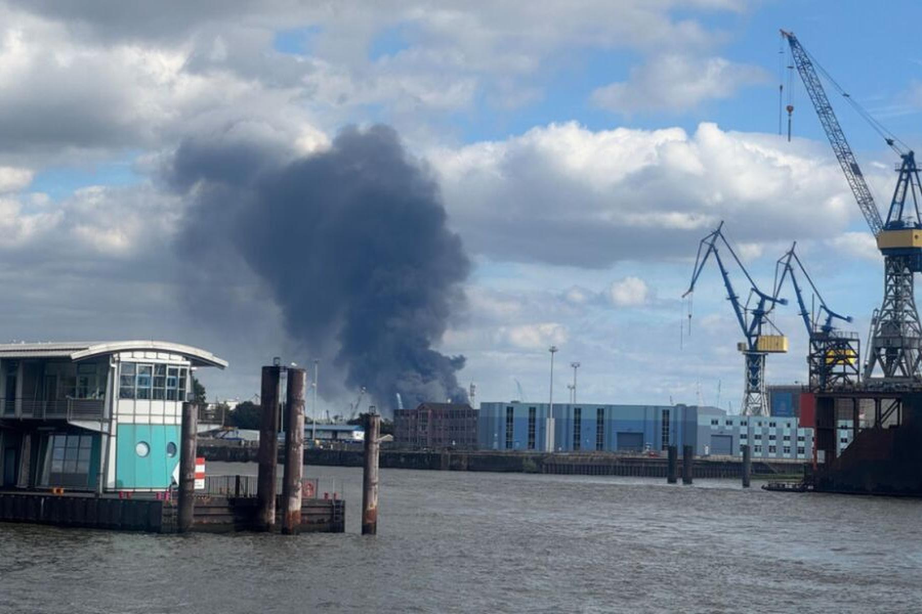 Hamburg: Großbrand im Hafen in Hamburg