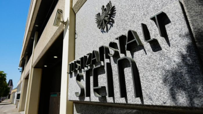 Einer der verletzten Beamten der JA Stein ist in Spitalsbehandlung | Einer der verletzten Beamten der JA Stein ist in Spitalsbehandlung