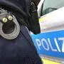 Polizeiauto aus Deutschland mit einem Polizisten im Bild, von dem nur sein Waffenholster und die Handschellen zu sehen sind | Die Polizei kann den 16-jährigen Geldempfänger nicht zur Rechenschaft ziehen