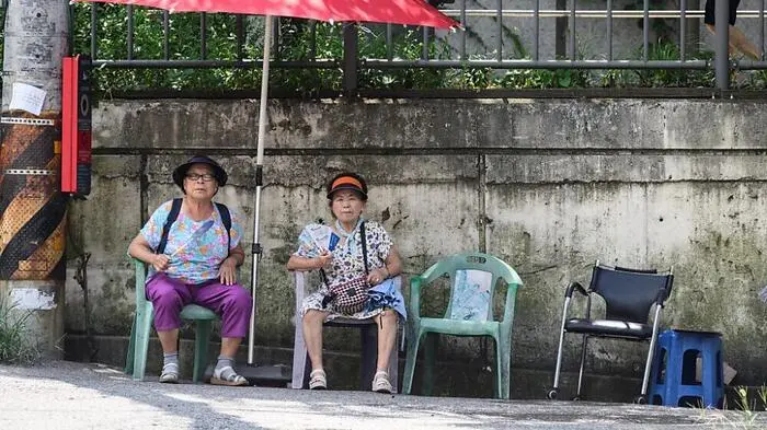 Menschen in den Straßen von Seoul suchen Schatten | Menschen in den Straßen von Seoul suchen Schatten