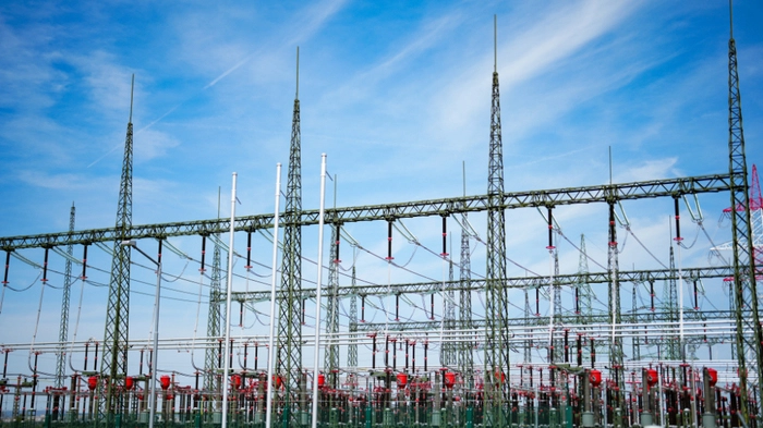 Umspannwerk vor blauem Himmel | Großflächiger Stromausfall am Freitag in Spittal/ Drau