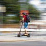 Filmreif: Ein Mann stieg zur Verfolgung auf einen E-Scooter | Filmreif: Ein Mann stieg zur Verfolgung auf einen E-Scooter