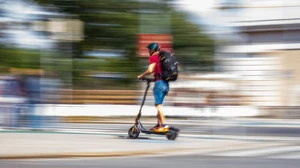Filmreif: Ein Mann stieg zur Verfolgung auf einen E-Scooter | Filmreif: Ein Mann stieg zur Verfolgung auf einen E-Scooter