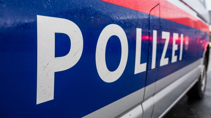 Man sieht ein Polizeiauto von der Seite