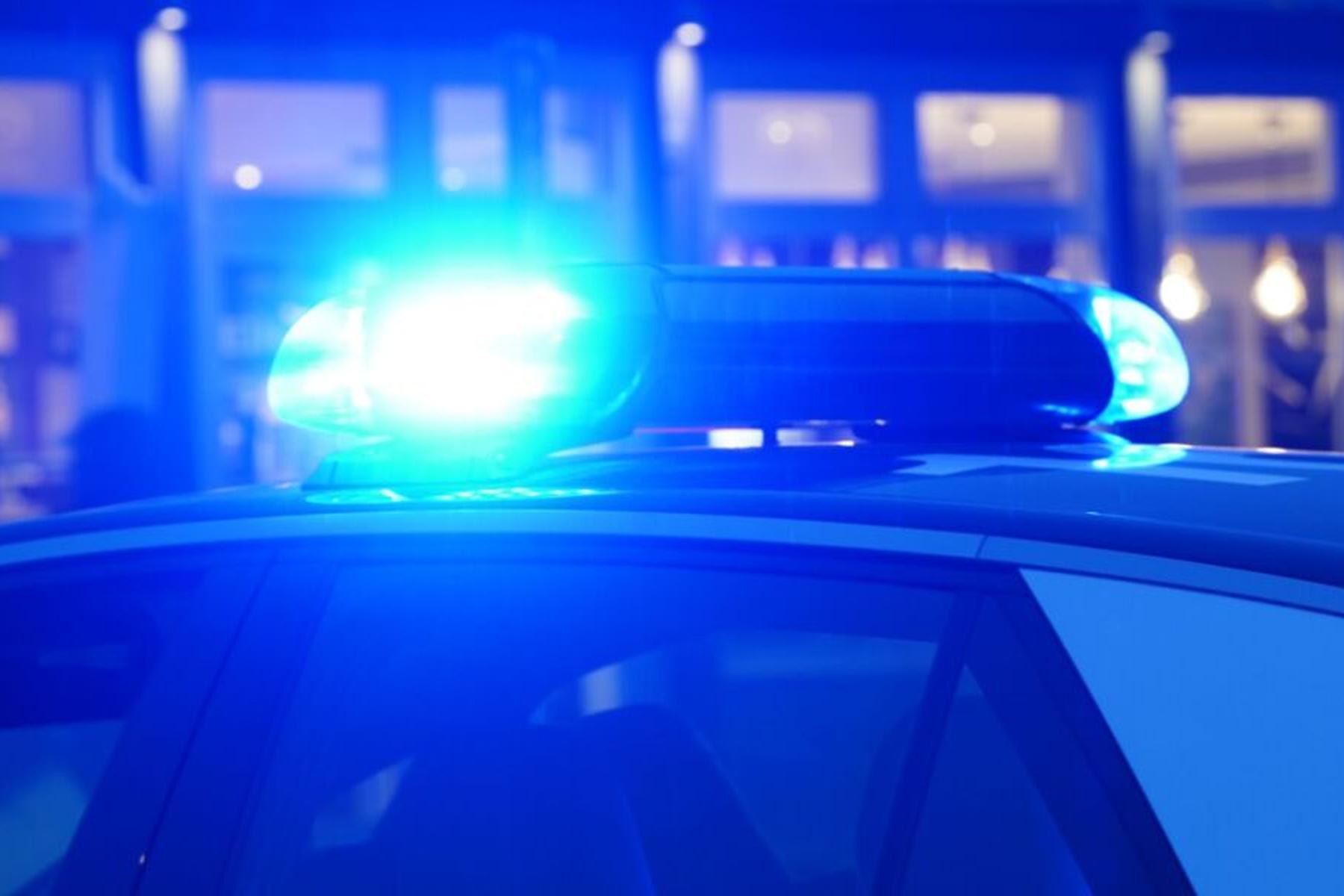 Seibersdorf/Baden: Auto prallte in Niederösterreich gegen Baum - Lenker tot