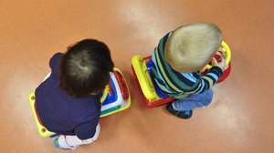 Zwei Buben im Kindergarten (Sujetbild)