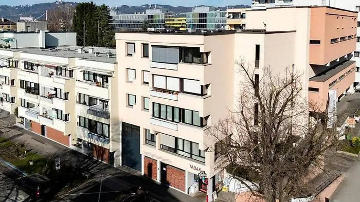 Kind lag regungslos am Gehsteig | Kind lag regungslos am Gehsteig