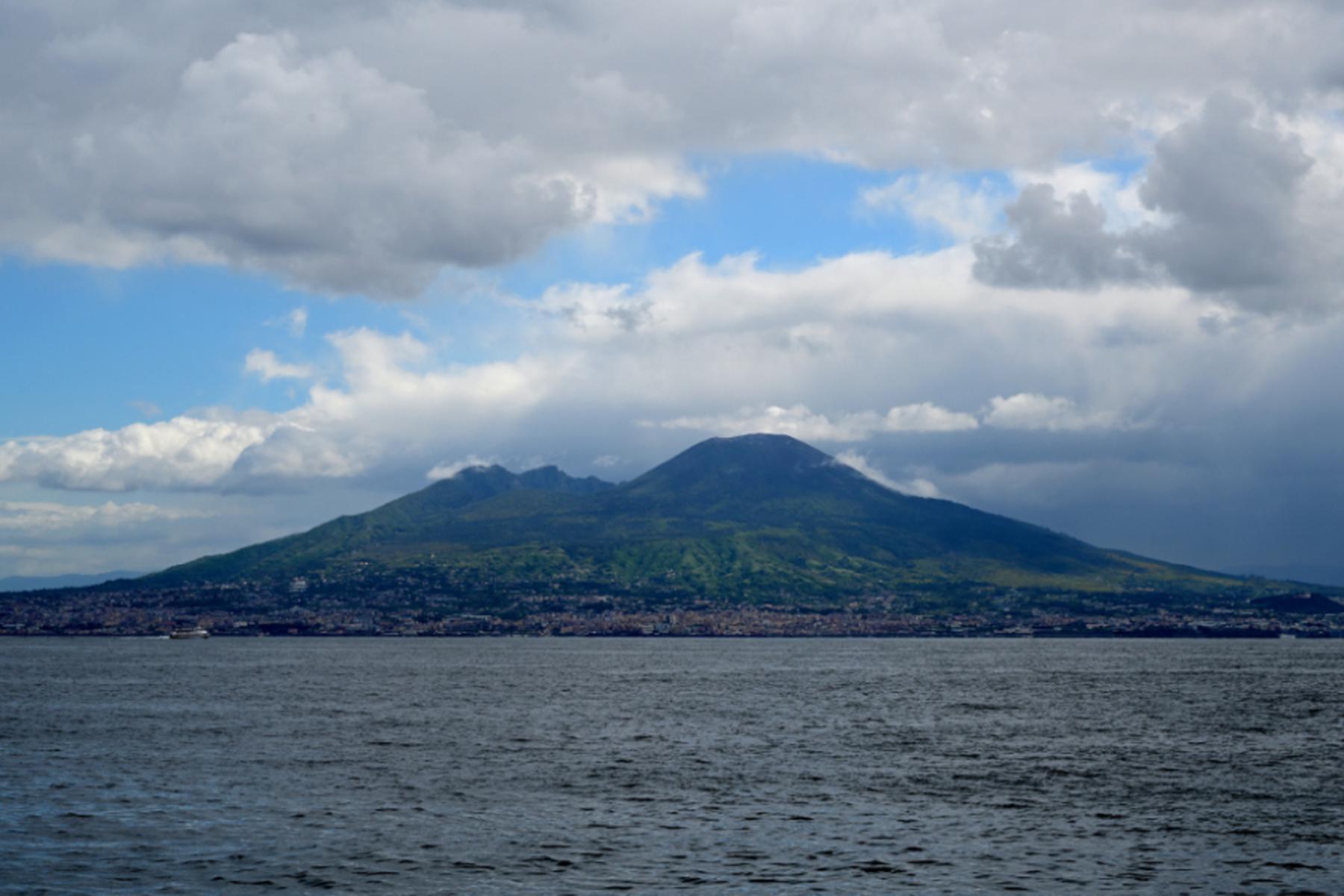 Rom: Soldaten kämpfen gegen Brände am Vesuv