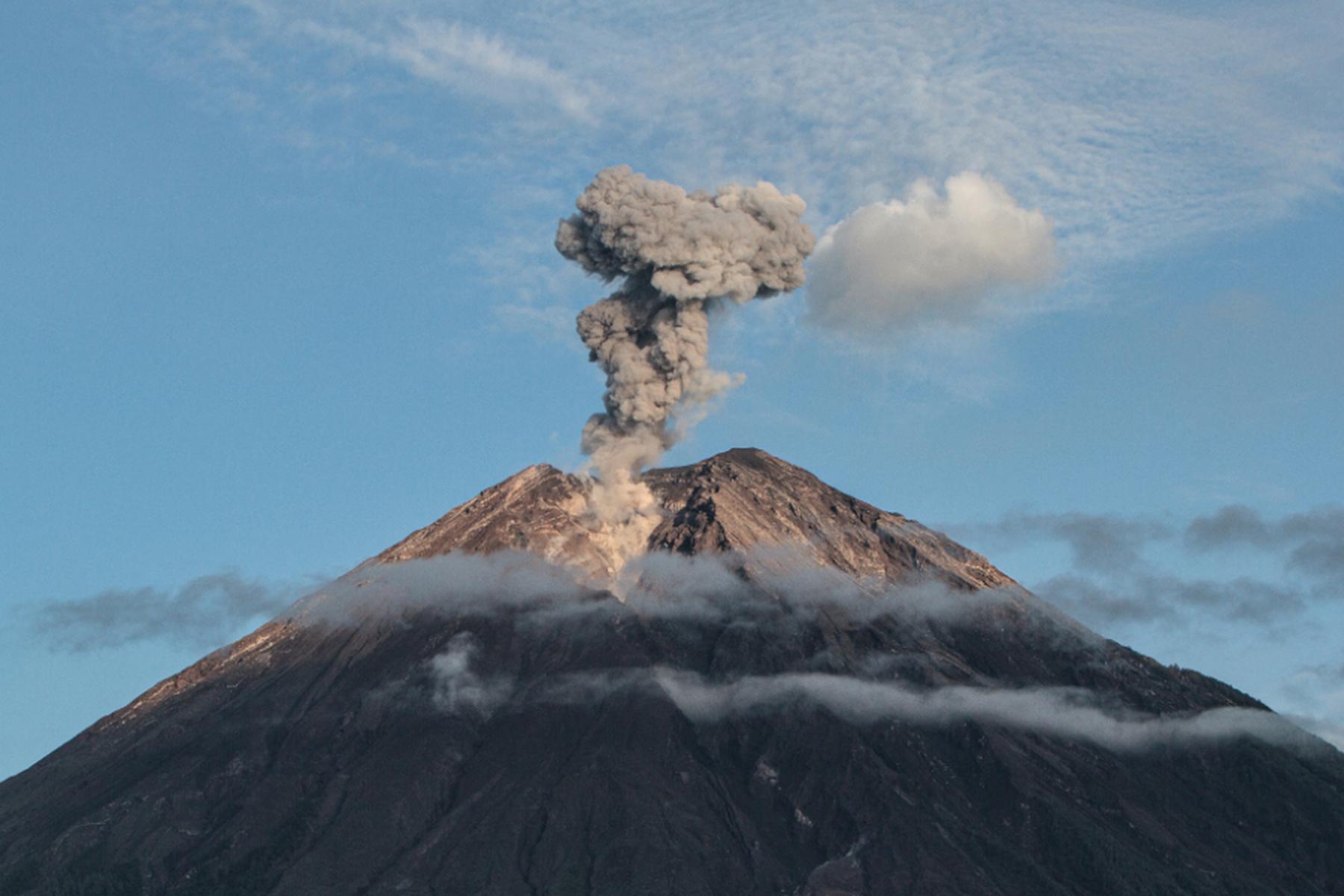 Vulkan Semeru na Javi bruhal 2000 metrov visok steber pepela