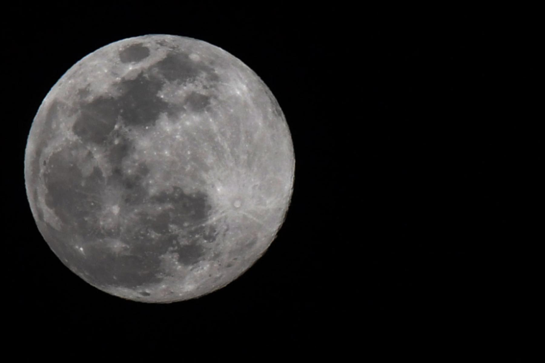 Peking: Chinesische Raumkapsel mit Mondgestein wieder auf der Erde