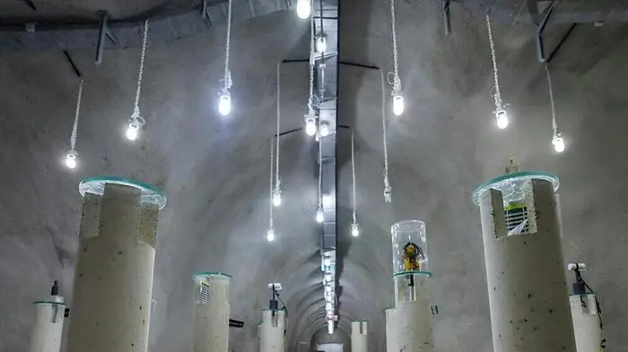 Die hochsensiblen Geräte im Tunnelsystem zeichnen kleinste Magnetfeldverschiebungen auf | Die hochsensiblen Geräte im Tunnelsystem zeichnen kleinste Magnetfeldverschiebungen auf