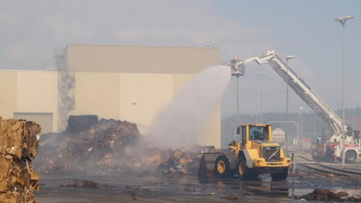 Bis auf einzelne Glutnester war der Brand am Samstag abgelöscht | Bis auf einzelne Glutnester war der Brand am Samstag abgelöscht