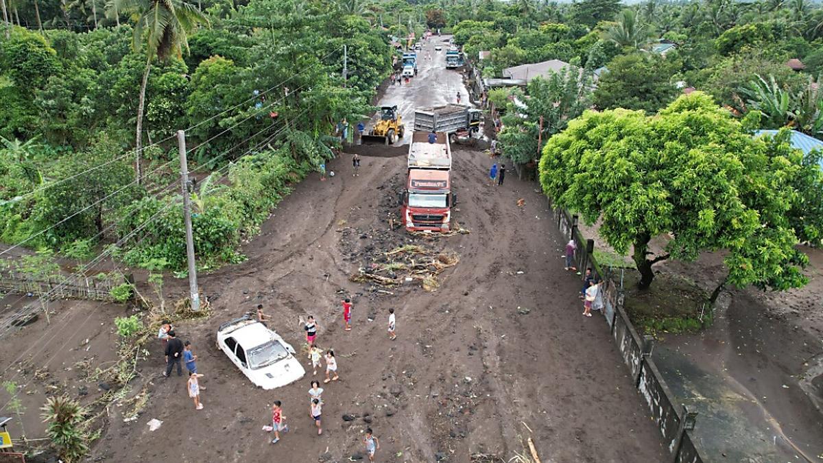 Ganze Straßen vom Schlamm des Mayon begraben | Ganze Straßen vom Schlamm des Mayon begraben