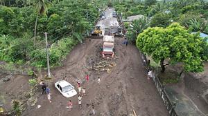 Ganze Straßen vom Schlamm des Mayon begraben | Ganze Straßen vom Schlamm des Mayon begraben