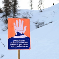 Eine Person starb nach einem Lawinenabgang in Tirol