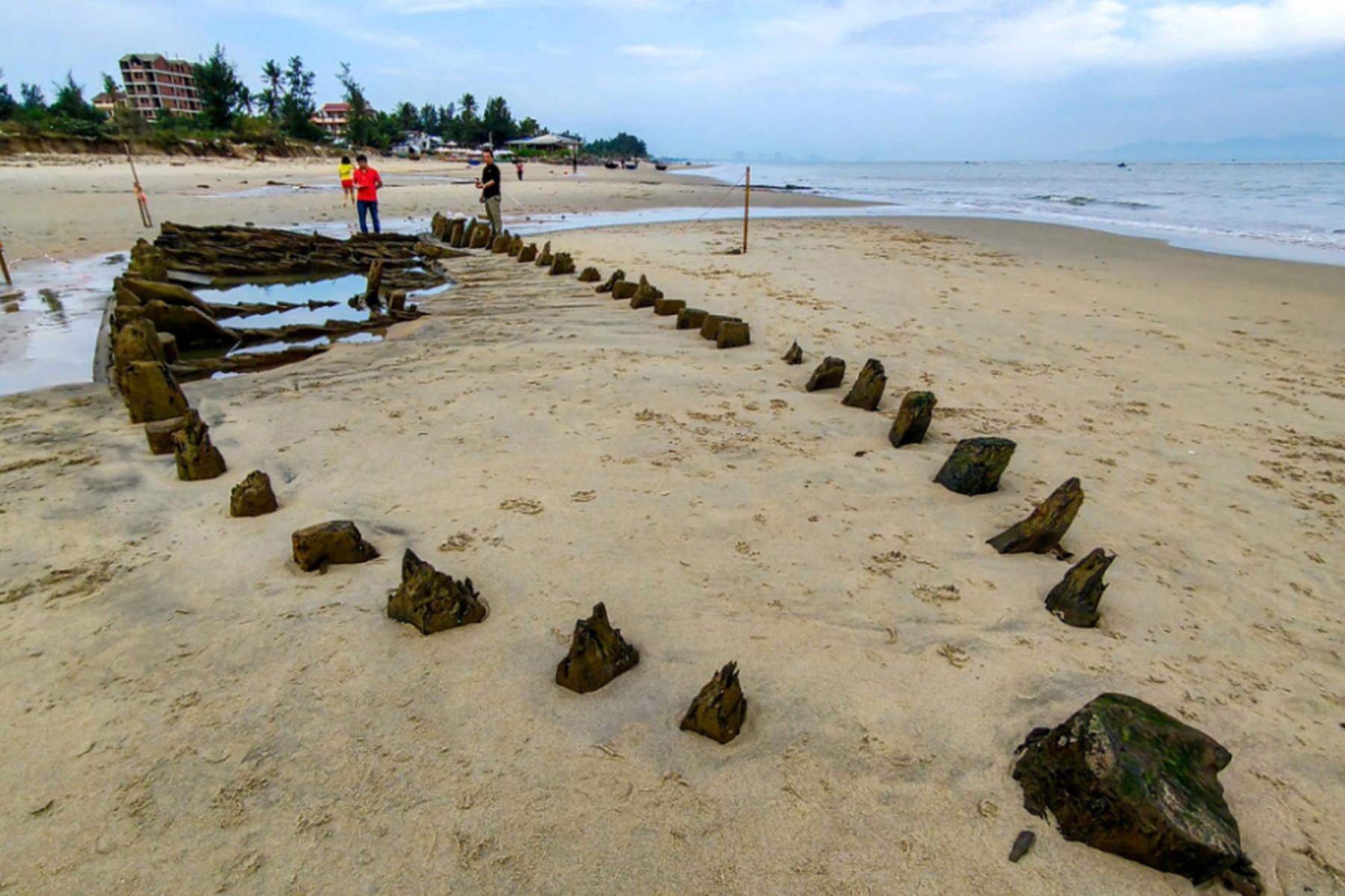 Hanoi: Taifun legte in Vietnam jahrhundertealtes Schiffswrack frei
